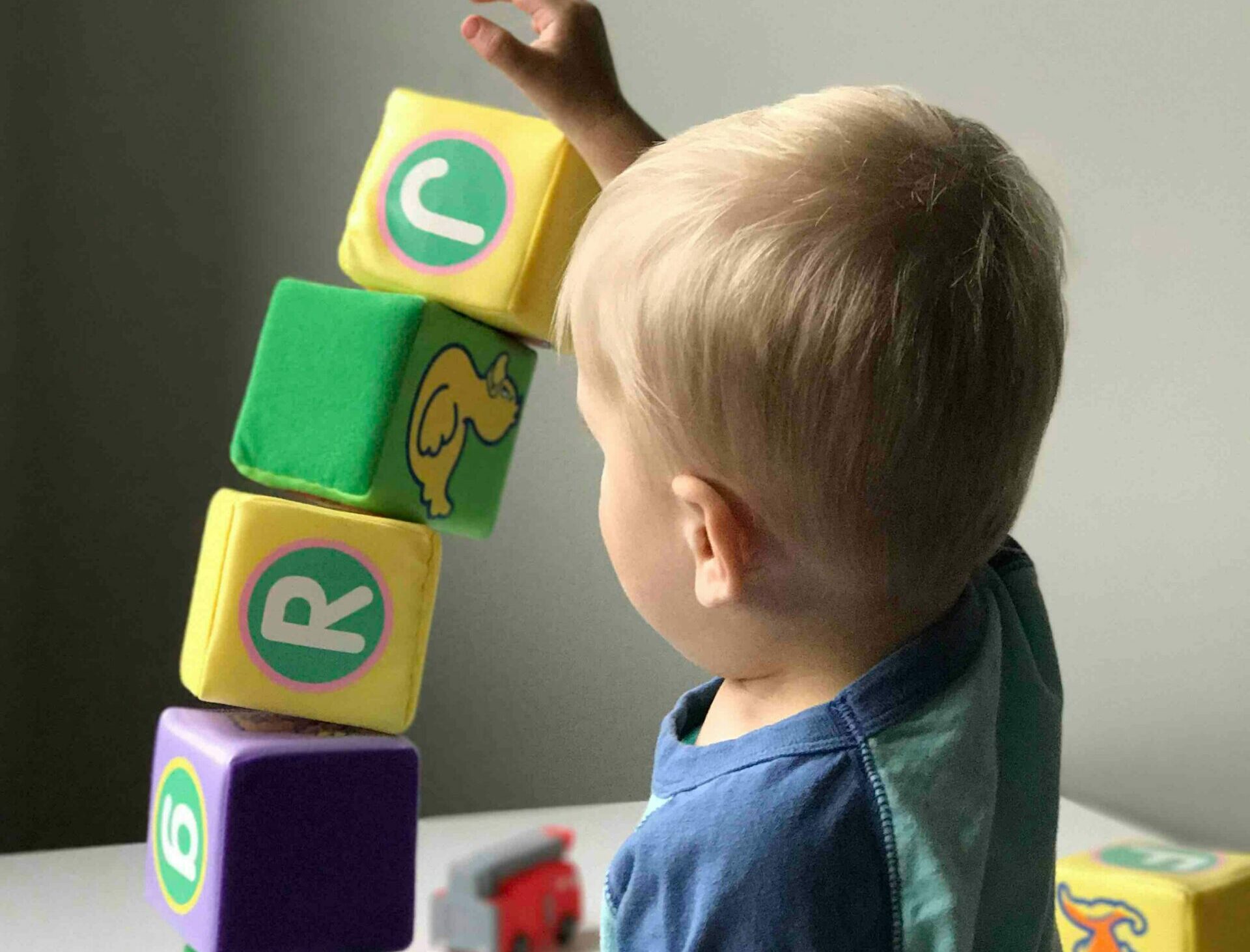 Enfance-ryan-fields Enfant jouant aux cubes