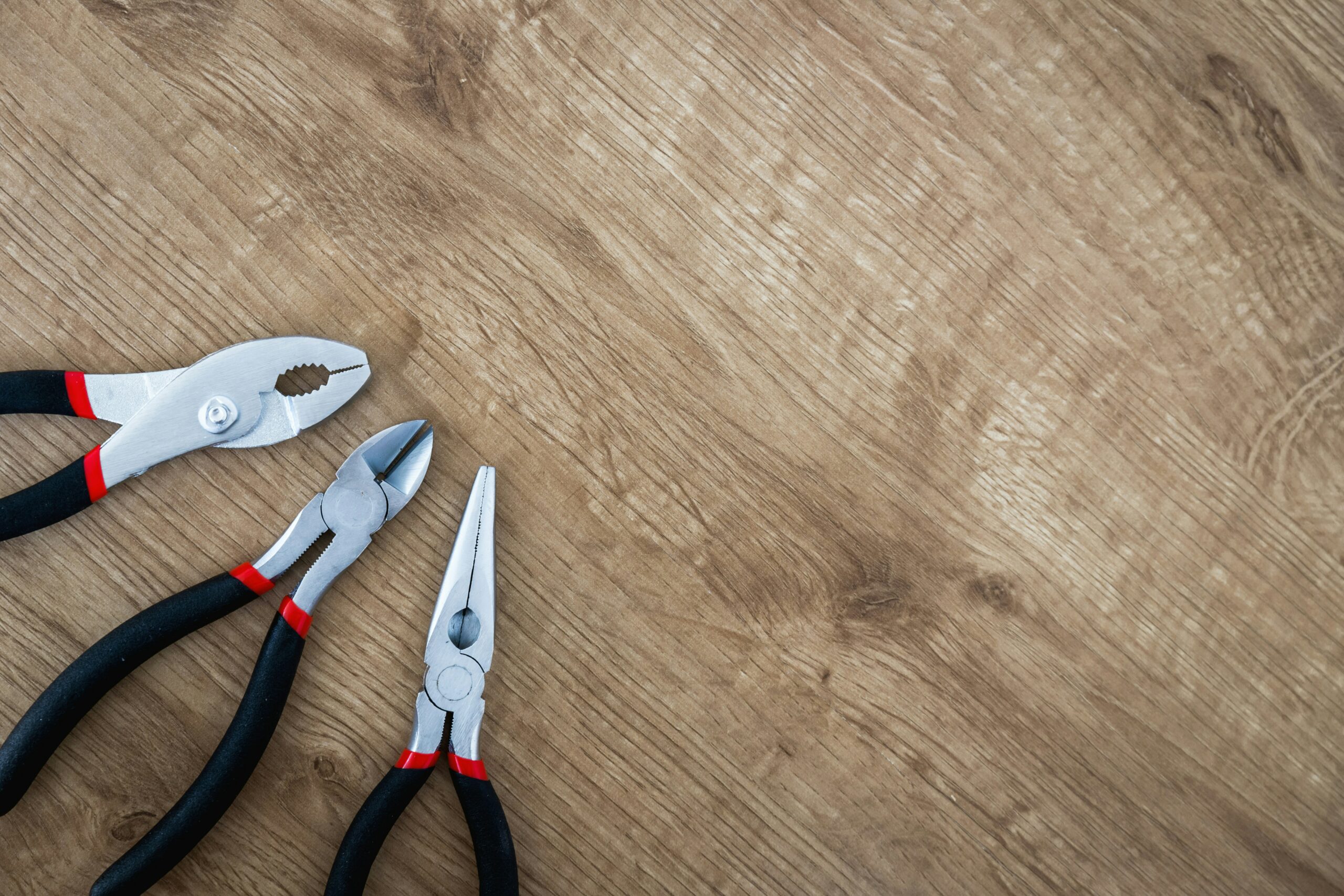 outils réparation Photo de JESHOOTS.COM sur Unsplash