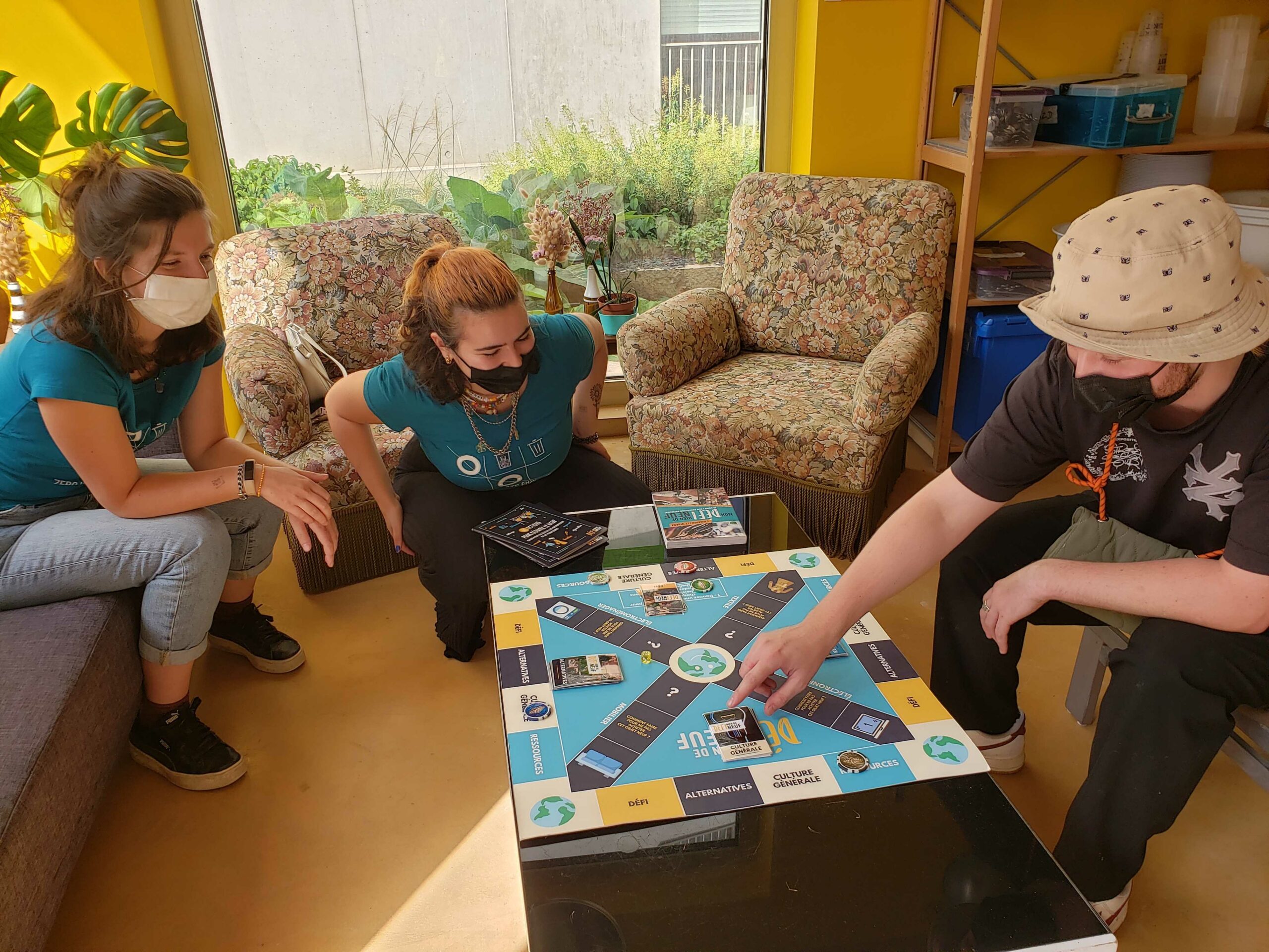 20210918_141409 trois personnes jouant au jeu du Défi